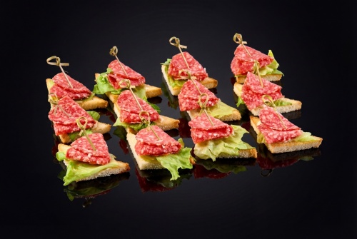 Пшеничные тосты с сервелатом