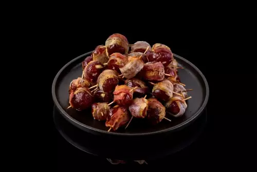 Канапе финики в беконе