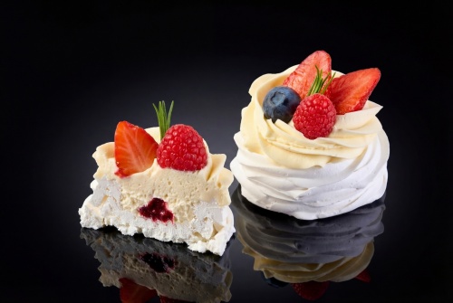 Десерт «Павлова» с ягодами клубника-малина - #2