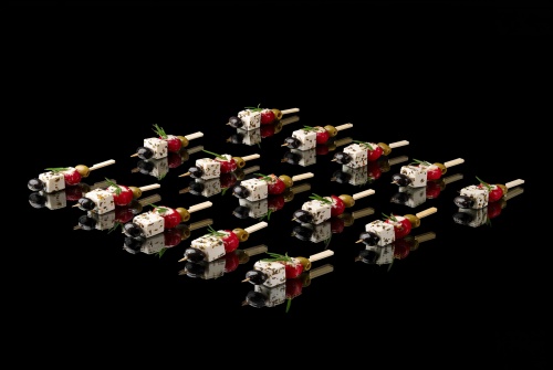 Канапе с маринованным перцем, сыром «Фетакса» и оливками