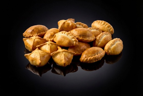 Мини-пирожки с говядиной, курицей и овощами (эмпанадас)