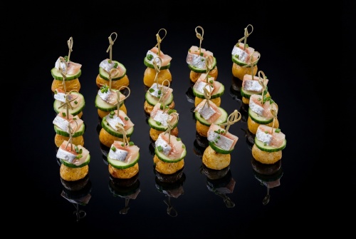 Канапе с картофелем, огурцом и сельдью