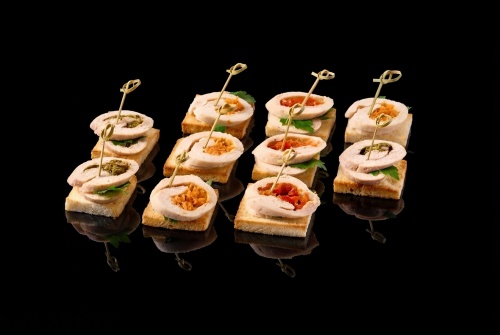 Канапе с куриным рулетом