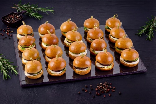 Набор бургеров с овощами гриль и моцареллой