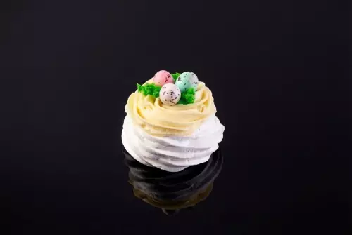 Пасхальный десерт "Павлова" клубника-малина