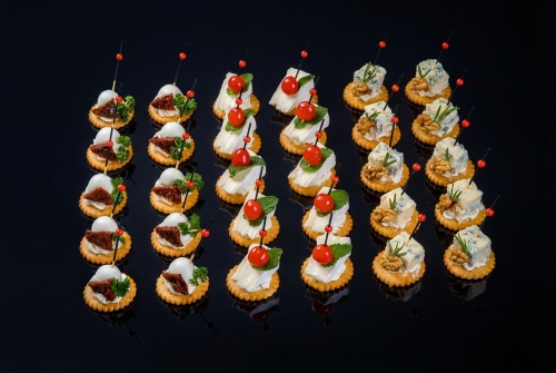 Сырные канапе на крекере