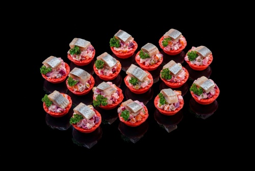 Тарталетки с винегретом и сельдью